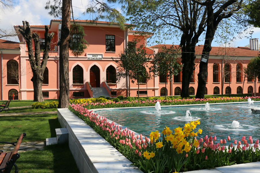 Bezmi Alem Vakıf Üniversitesi Cover