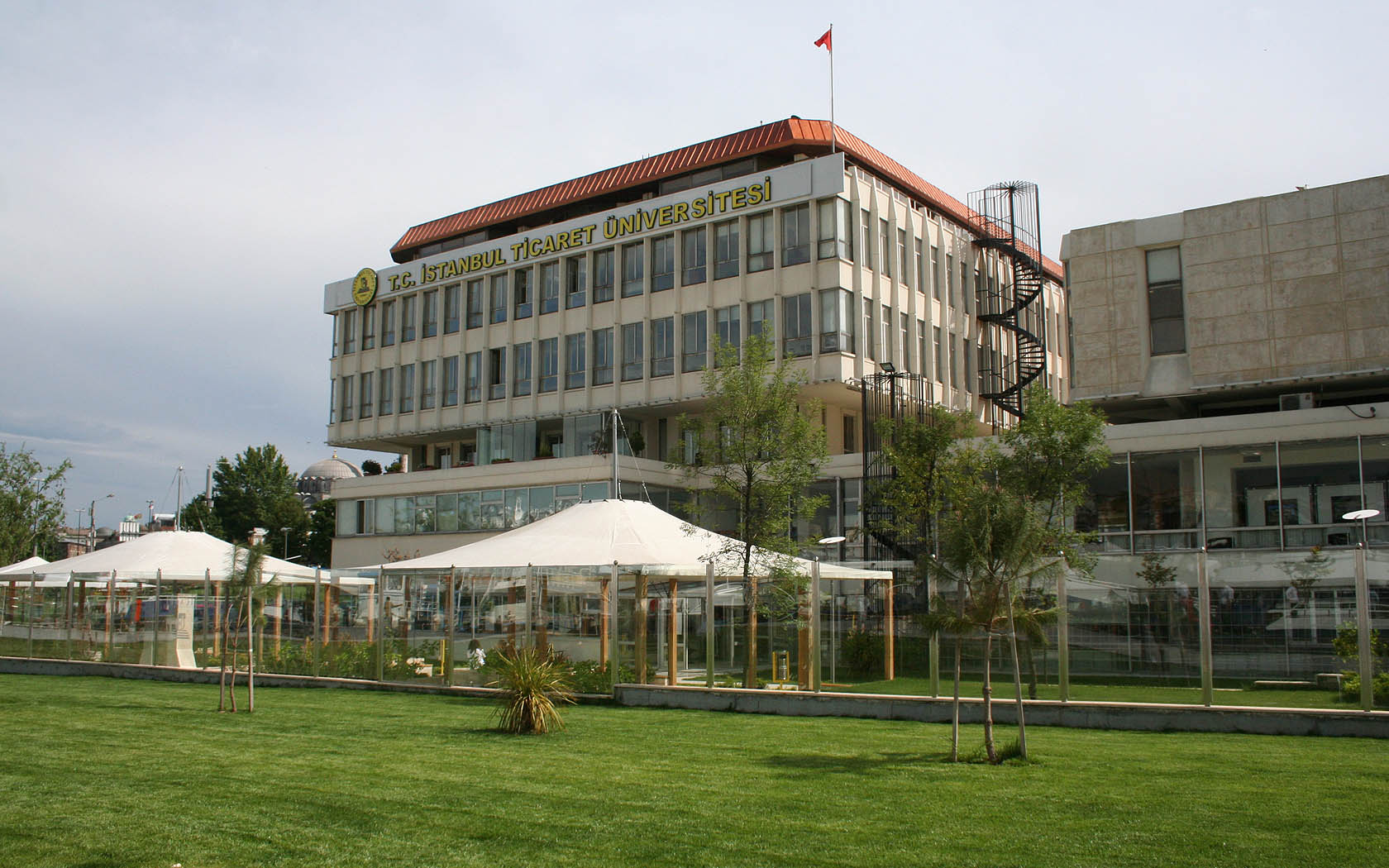 İstanbul Ticaret Üniversitesi Cover
