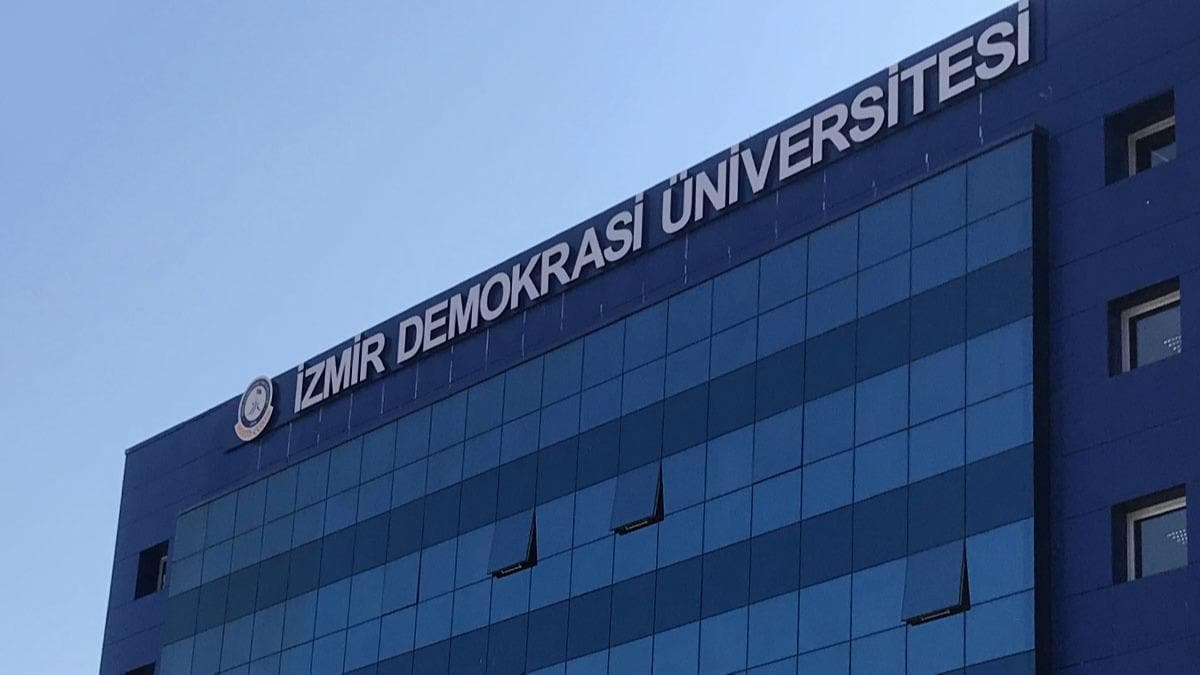 İzmir Demokrasi Üniversitesi Cover
