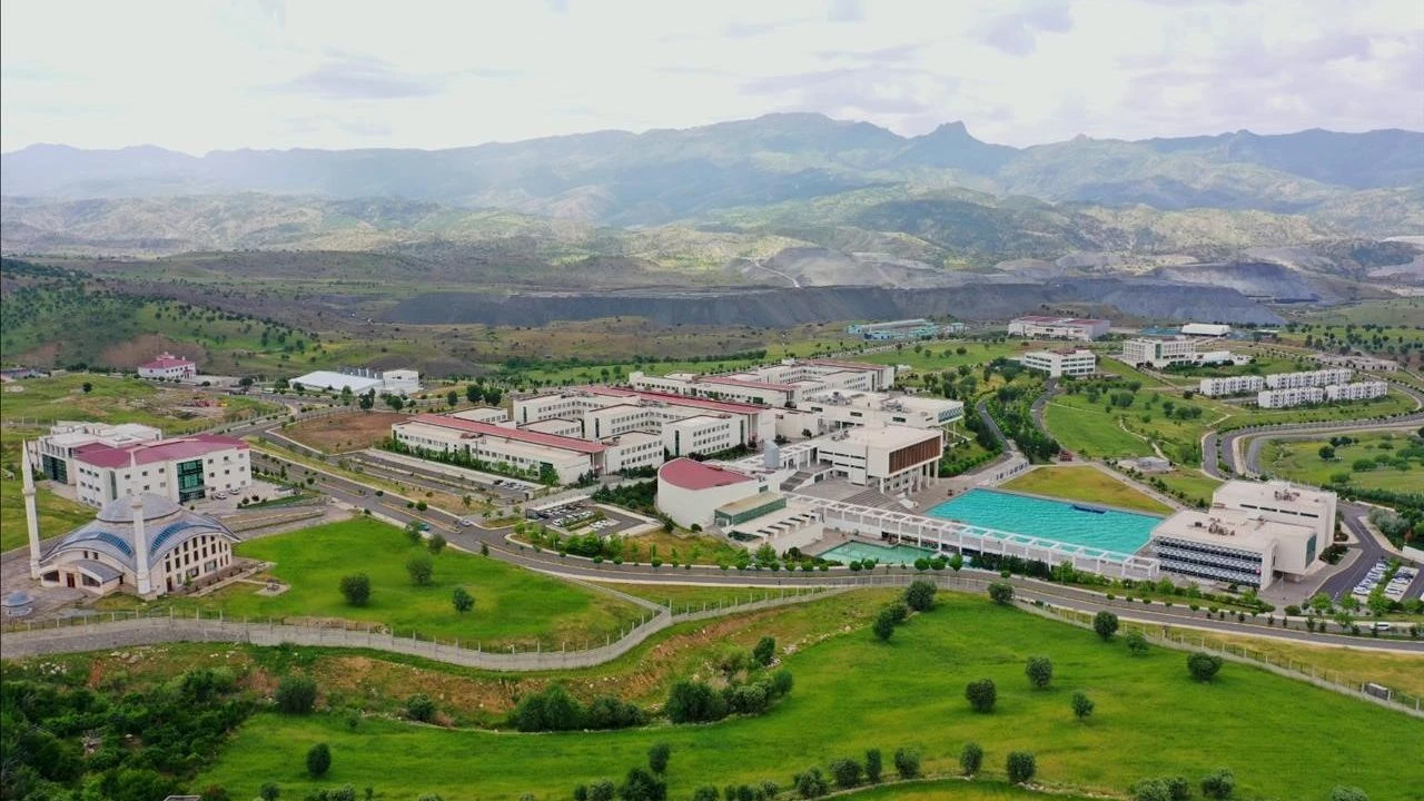 sirnak universitesine turuncu bayrak verildi.jpg